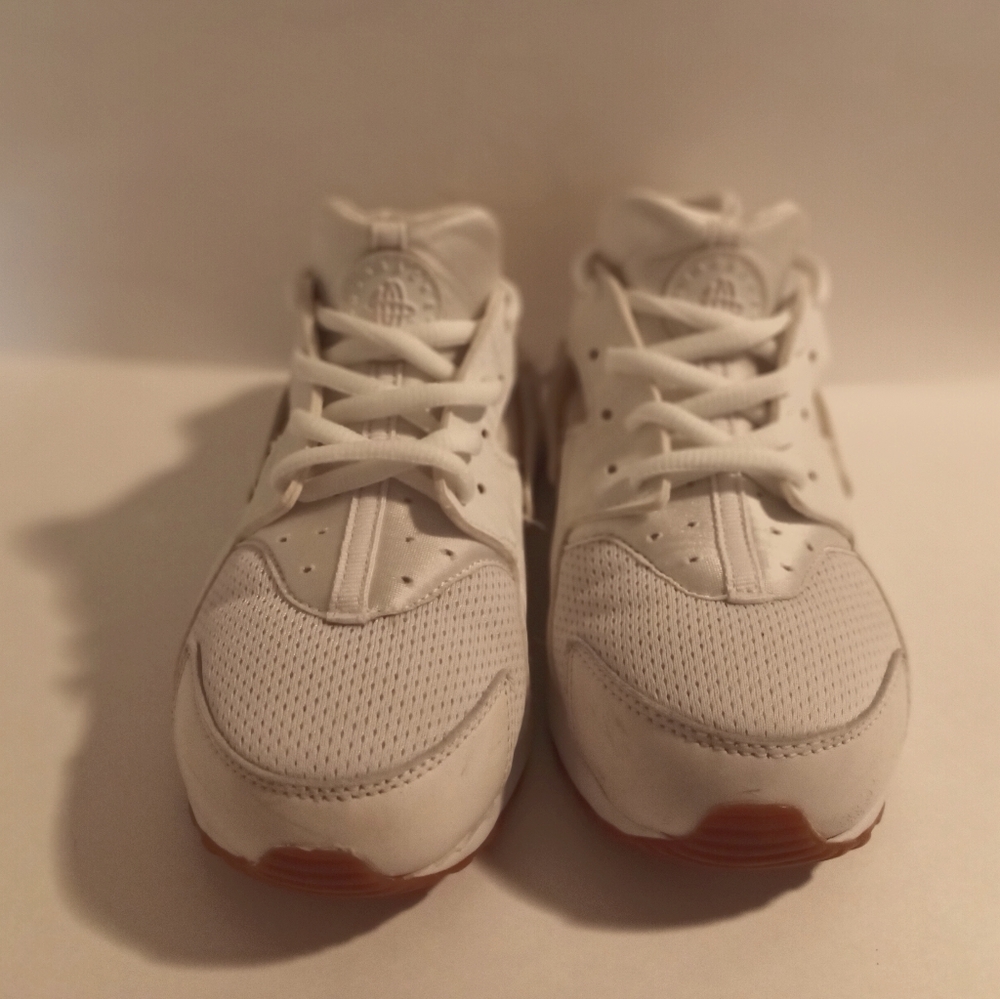 WHITE HUARACHES BY NIKE FOR GIRL SIZE 3
